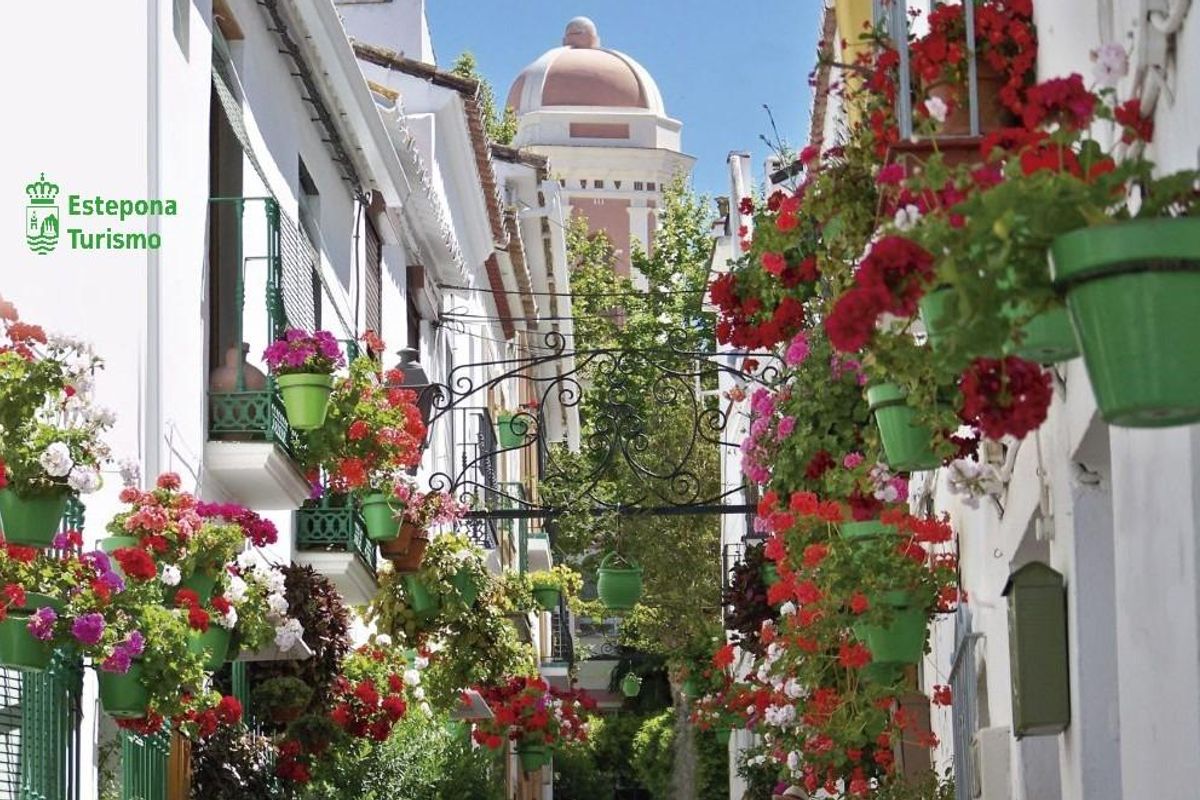 Charmante straat in Estepona, versierd met kleurrijke bloemen en laat de kustschone van Costa del Sol zien.