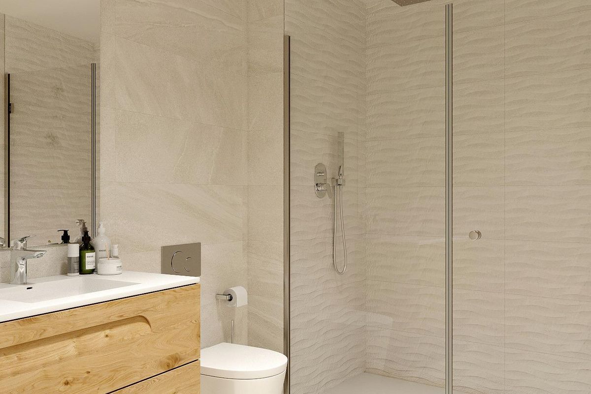 Moderne badkamer met inloopdouche en elegante wastafel, gelegen in een 1-slaapkamer appartement in Torrevieja.