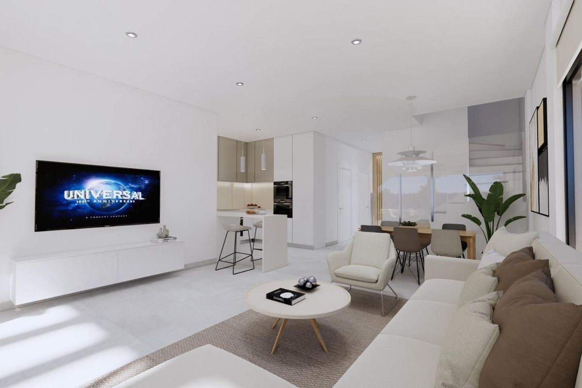 Stijlvolle woonkamer met tv en heldere inrichting, die de moderne indeling van deze villa in Los Alcazares laat zien.