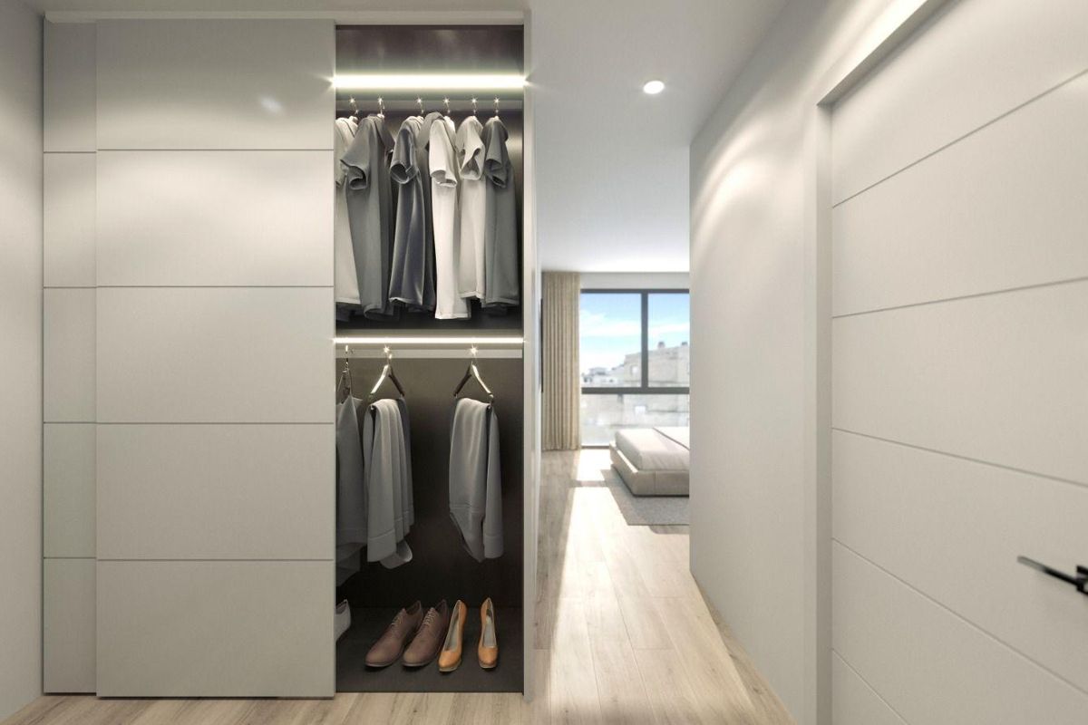 Goed georganiseerde garderobe in een 1-slaapkamer appartement in Torrevieja, met ingebouwde opslagsystemen.