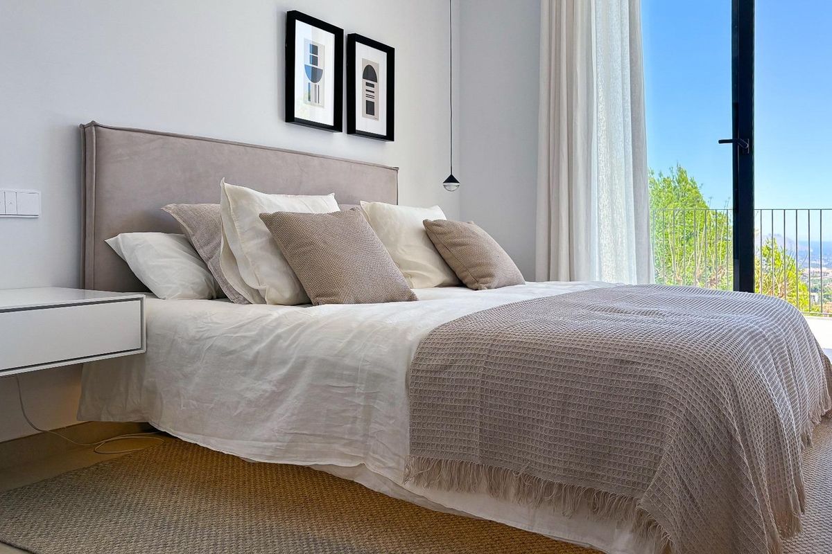 Heldere gastenkamer in de villa, elegant ontworpen met uitzicht op het omliggende landschap in Polop.