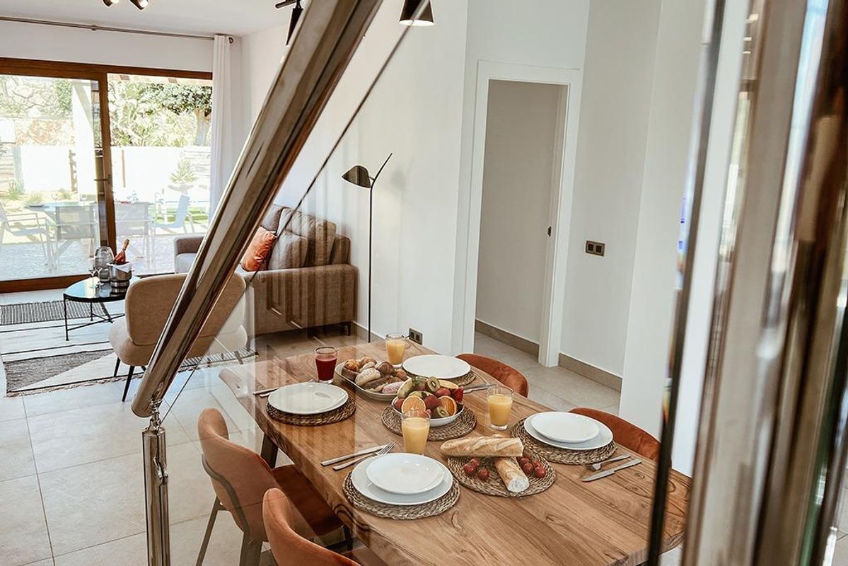 Eetkamer met verse ontbijt en uitzicht op de woonkamer in de villa, Cuevas Del Almanzora.