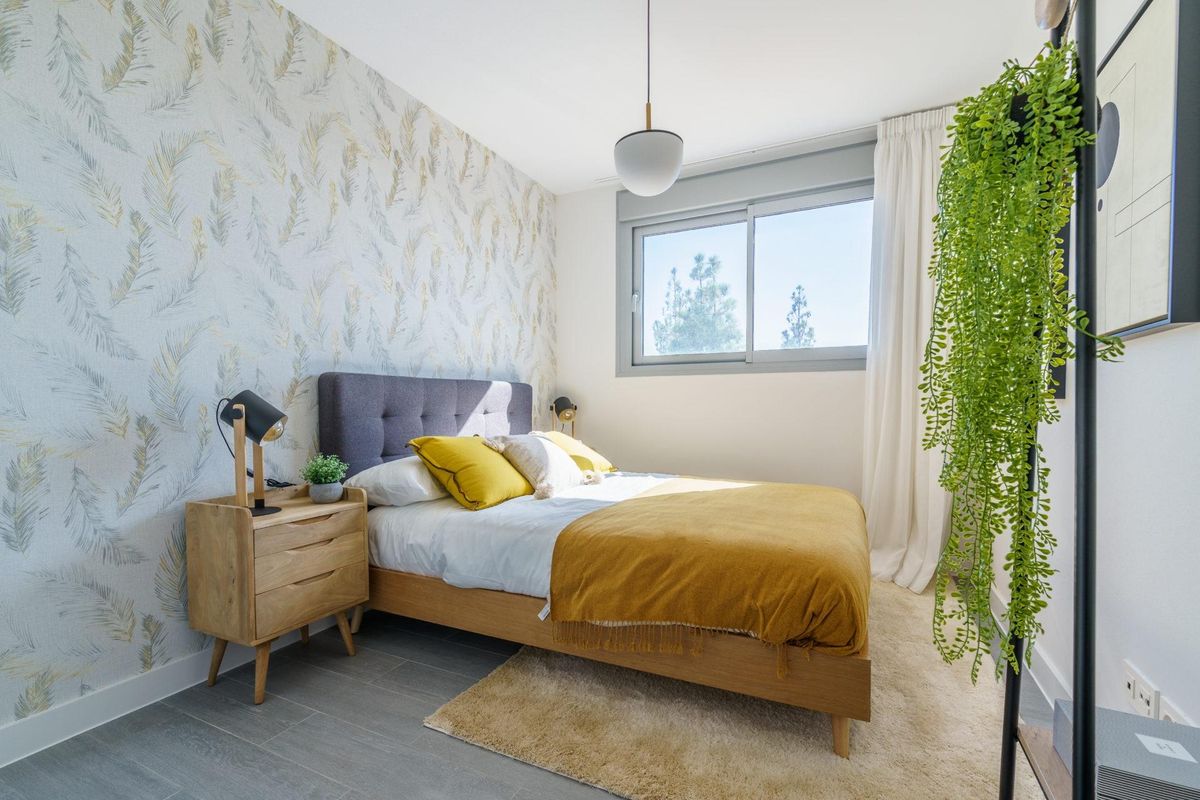 Zonovergoten slaapkamer met een modern ontwerp en luxe meubels in een 4-slaapkamer penthouse in Mijas, Costa del Sol.