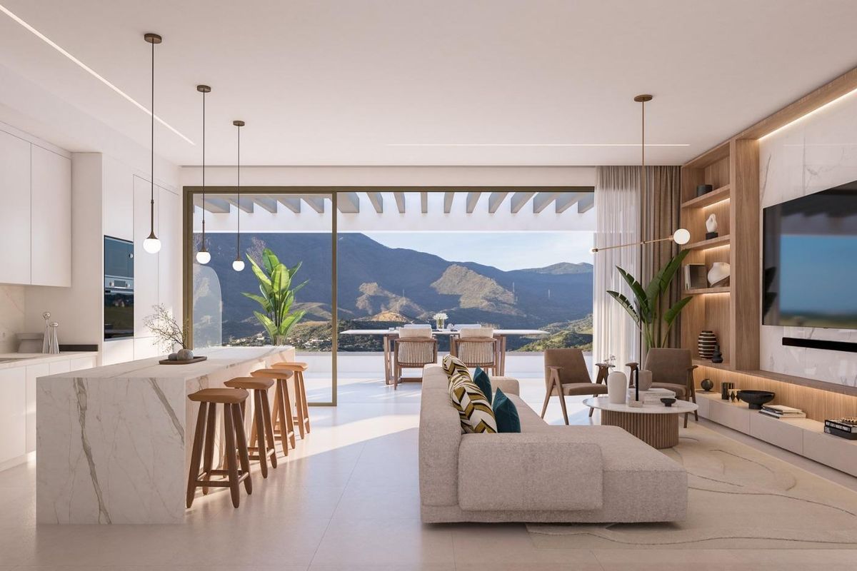 Stijlvolle open woonruimte van het appartement in Estepona, met moderne meubels en uitzicht op de bergen.