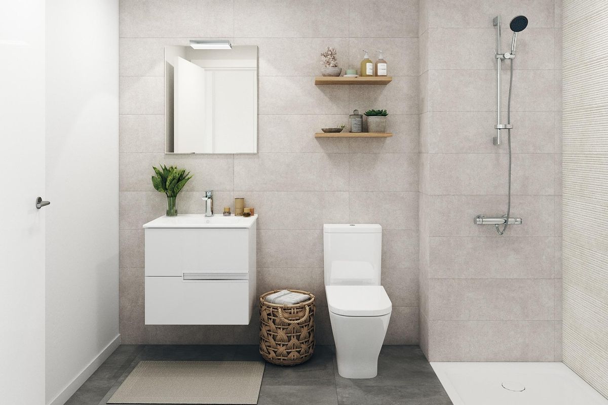 Stijlvolle badkamer met moderne armaturen in het appartement met 2 slaapkamers in Torremolinos, Costa del Sol.