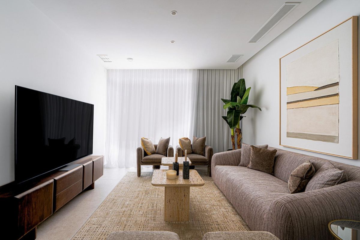 Heldere woonkamer in een 4-slaapkamer villa in La Nucia, met moderne meubels en decor.