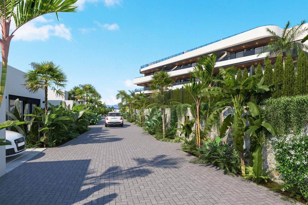 Toegangsweg naar moderne penthousegebouwen met weelderige groene beplanting in Los Alcazares, Costa Calida.