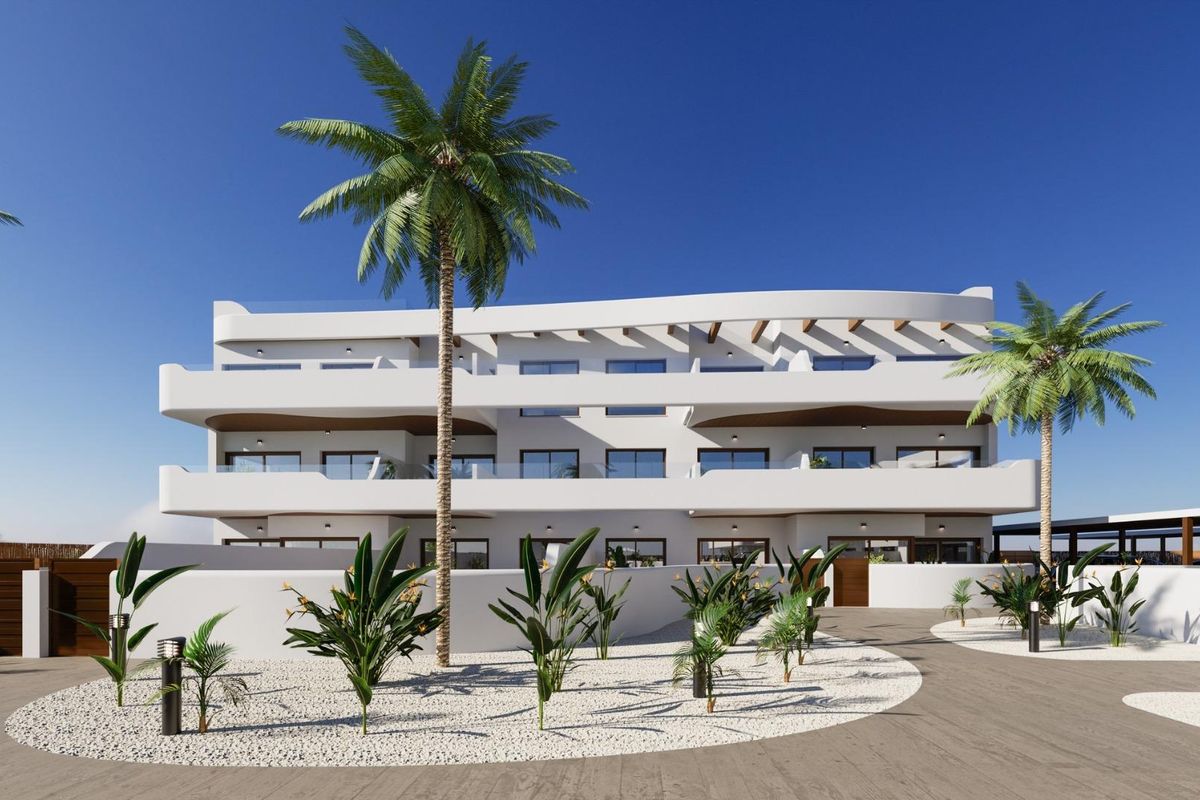 Aantrekkelijk extern ontwerp van het appartement met zitplaatsen op het terras in Los Alcazares, Costa Calida, Spanje.