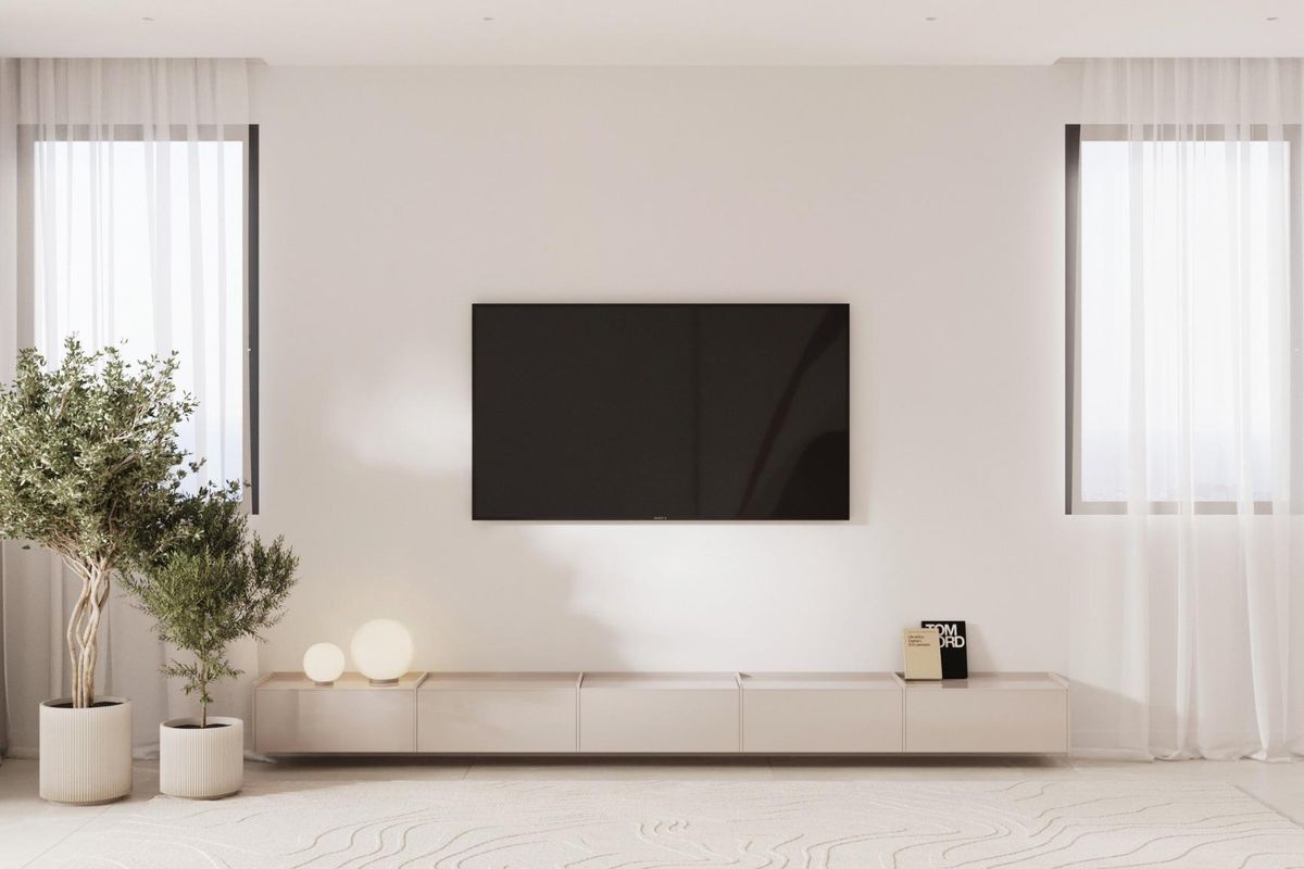 Minimalistische woonkamer met een grote tv en moderne decoratie in een stijlvol 3-slaapkamer appartement in Estepona.