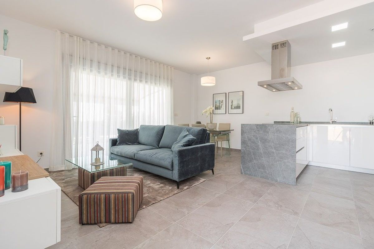 Ruime woonkamer met hedendaagse designelementen in een 3-slaapkamer appartement op de begane grond in Torrevieja.