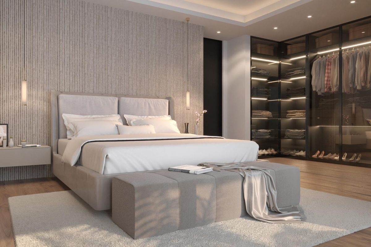 Elegante slaapkamerinrichting met een groot bed en chique kast in een villa in Benahavís.