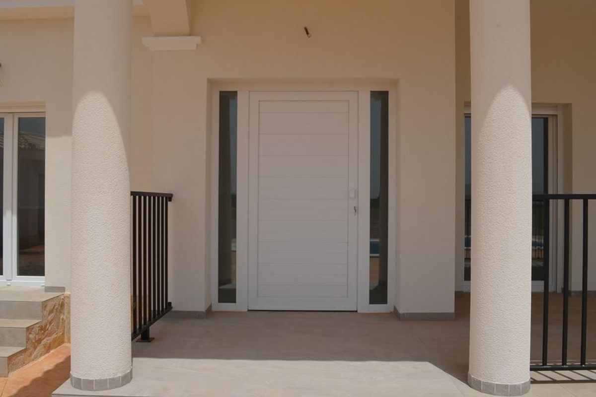 Voordeur van de villa in Pinoso, met modern ontwerp en veel natuurlijk licht.