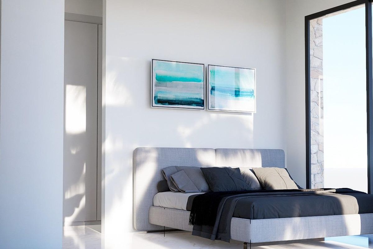 Rustgevende slaapkamer in een 3-slaapkamer villa in Finestrat, met grote ramen en minimalistische decoratie.