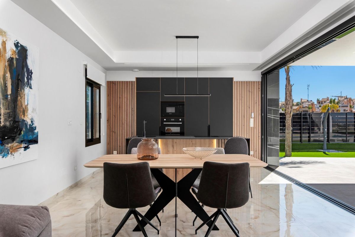 Moderne eetruimte met open keuken in een 3-slaapkamer villa in Algorfa, Costa Blanca Zuid
