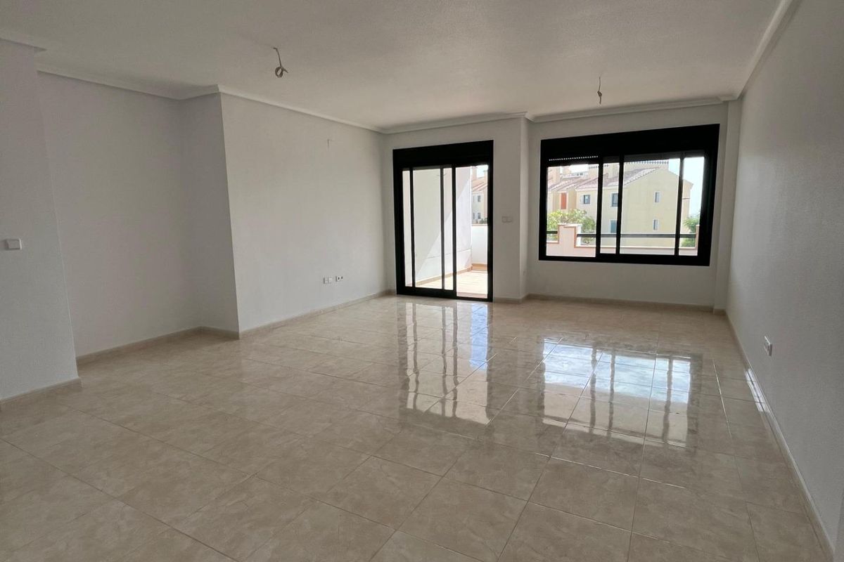 Heldere, ruime woonkamer in het appartement op de begane grond, gelegen in Orihuela Costa.