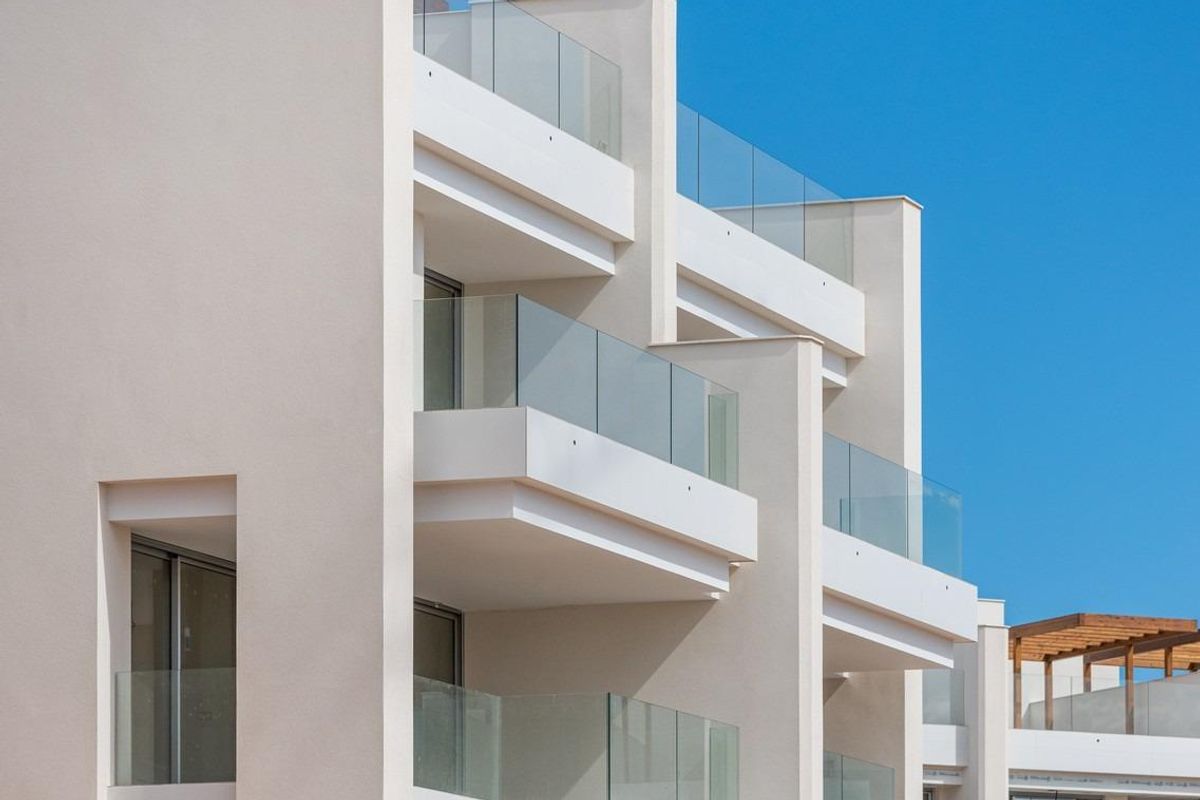 Stijlvolle gebouw gevel van het penthouse met balkons en modern design in Orihuela Costa.