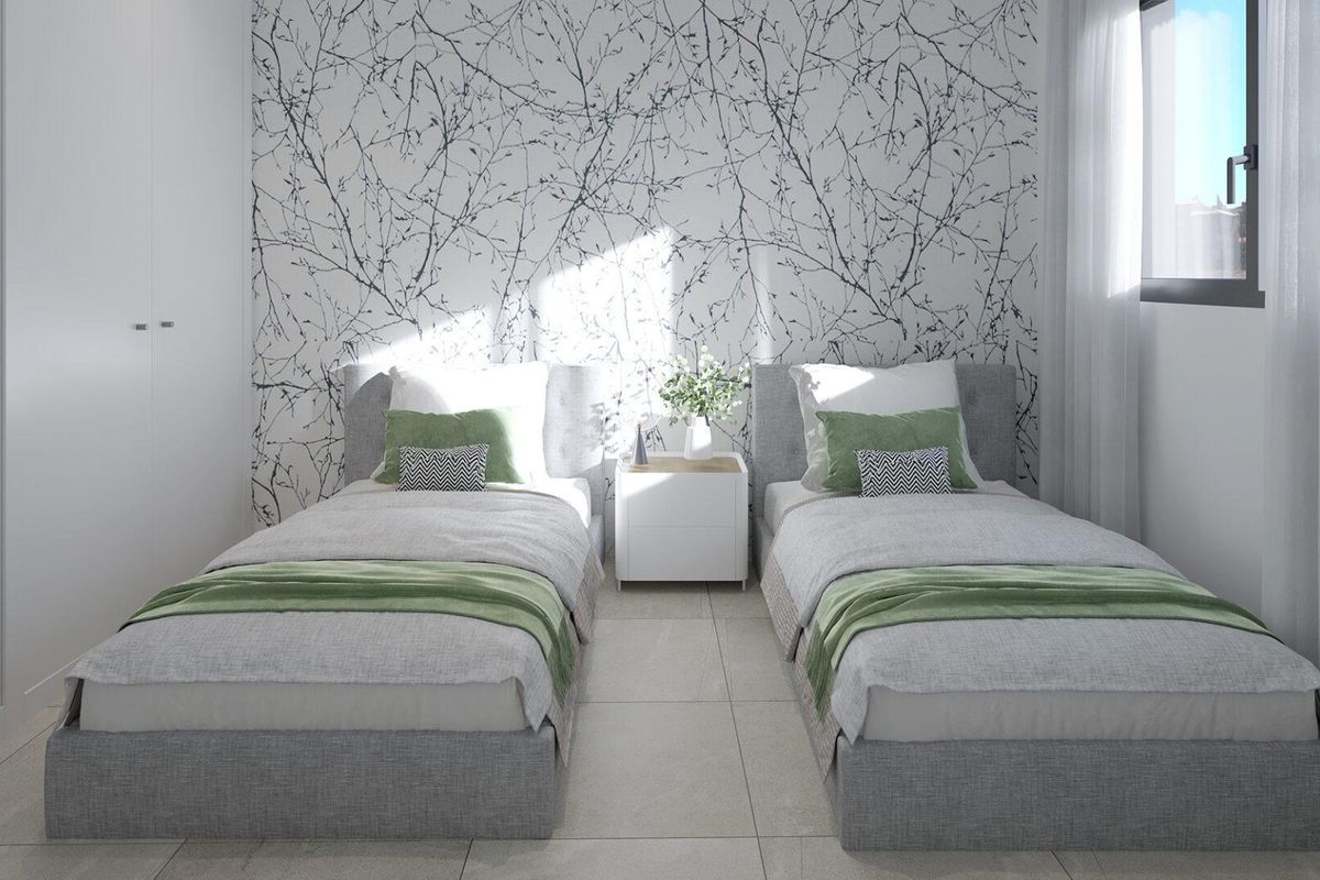 Contemporary slaapkamer met twee eenpersoonsbedden en stijlvolle decoratie in een 2-slaapkamer appartement in Estepona.