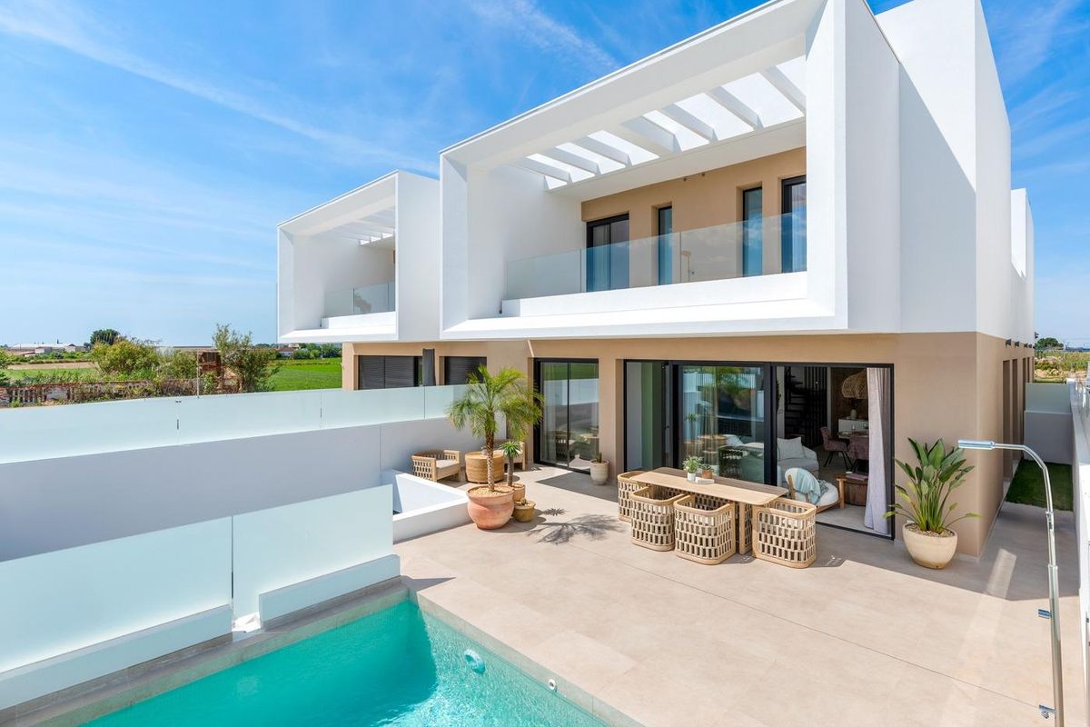 Moderne uitstraling van een townhouse buitenkant met zwembad en tuinen in Dolores, Costa Blanca Zuid.