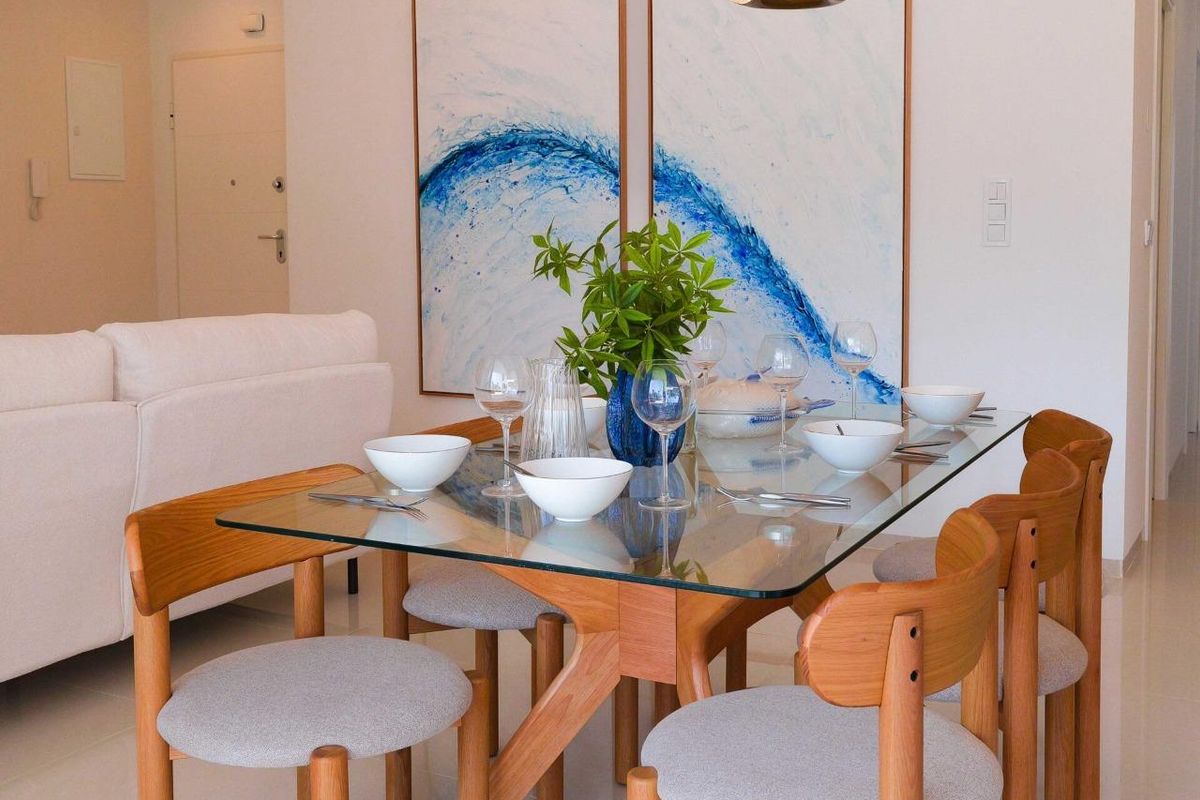 Stijlvolle eetkameropstelling met elegante servies in een heldere ruimte in Rojales, Costa Blanca Zuid.