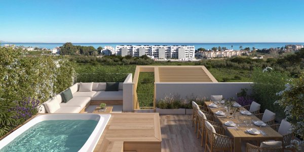 Penthouse terras met jacuzzi en eetruimte met uitzicht op groene velden in El Verger, Costa Blanca Noord.