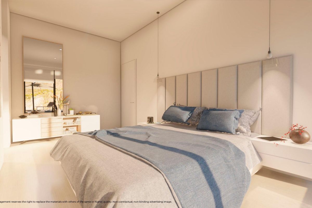 Stijlvolle slaapkamer in een modern penthouse met minimalistische decoratie in Benalmádena, Costa del Sol.