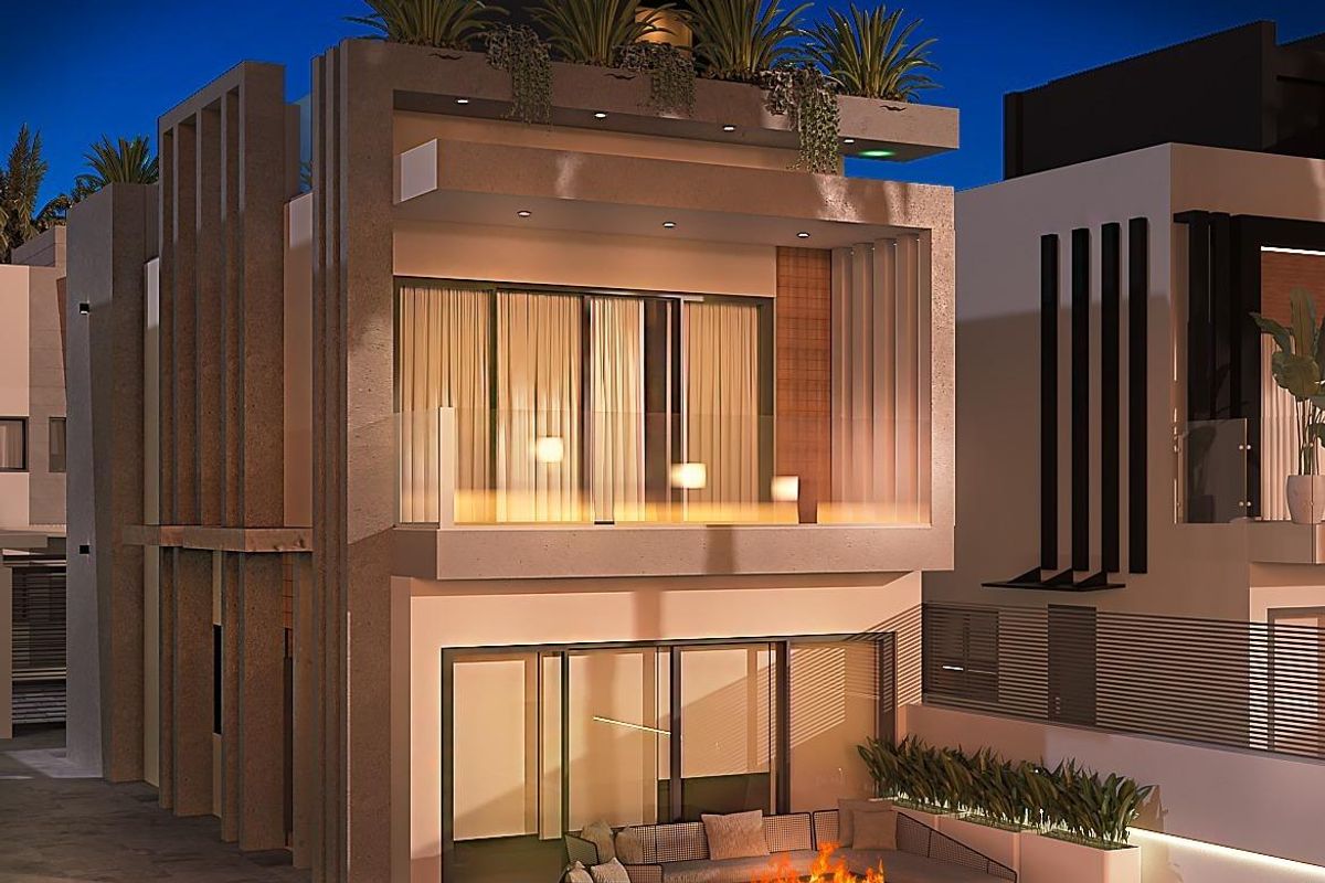 Avondzicht op een moderne villa met buitenzitplaatsen en een gezellige vuurplek in Puerto de Mazarron.