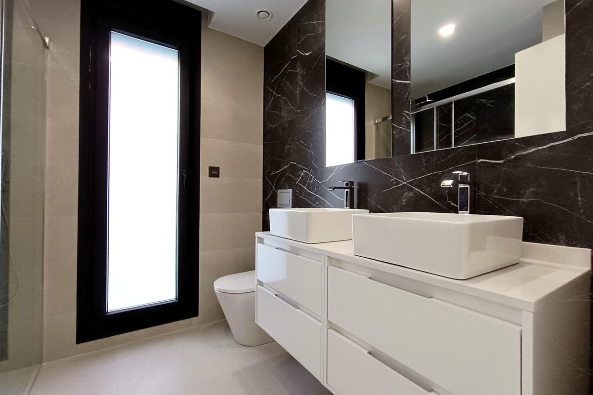 Strakke moderne badkamer met dubbele wastafels en elegante armaturen in Benijofar, Costa Blanca Zuid.