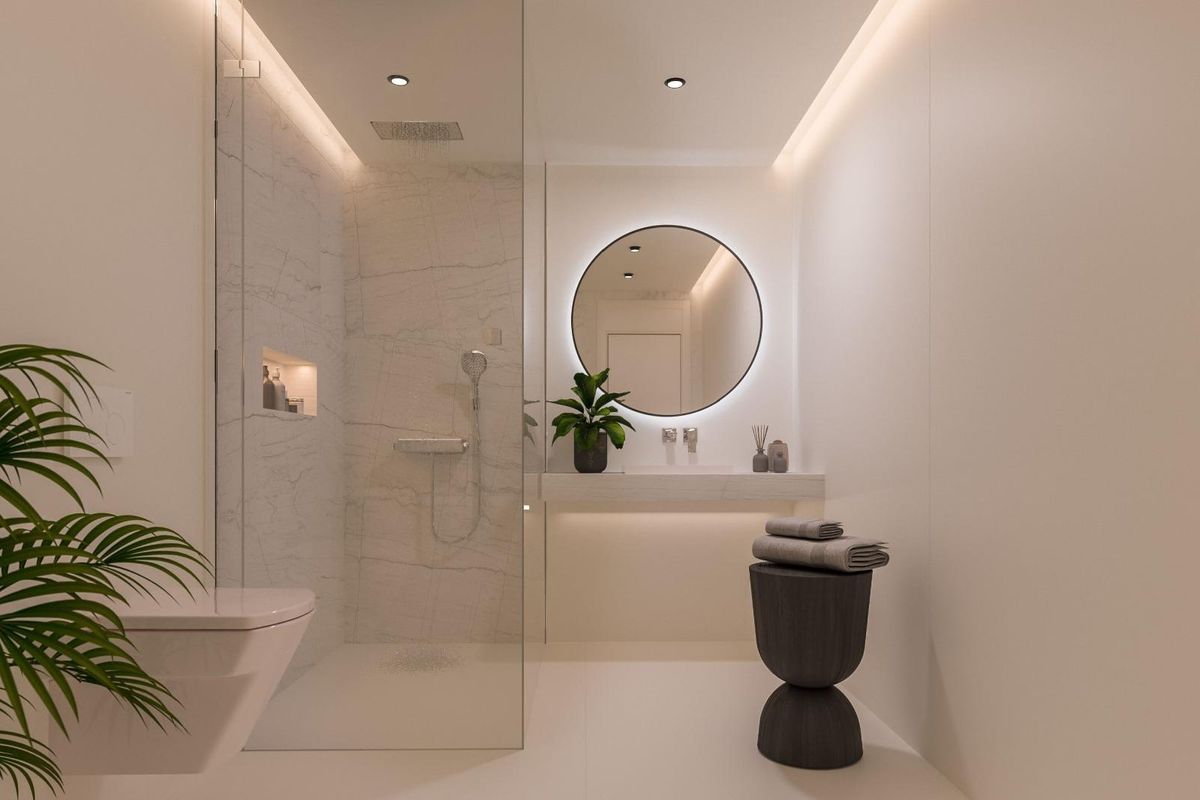 Moderne badkamer in een appartement op de begane grond, met strakke afwerkingen en een ruime indeling in Fuengirola.