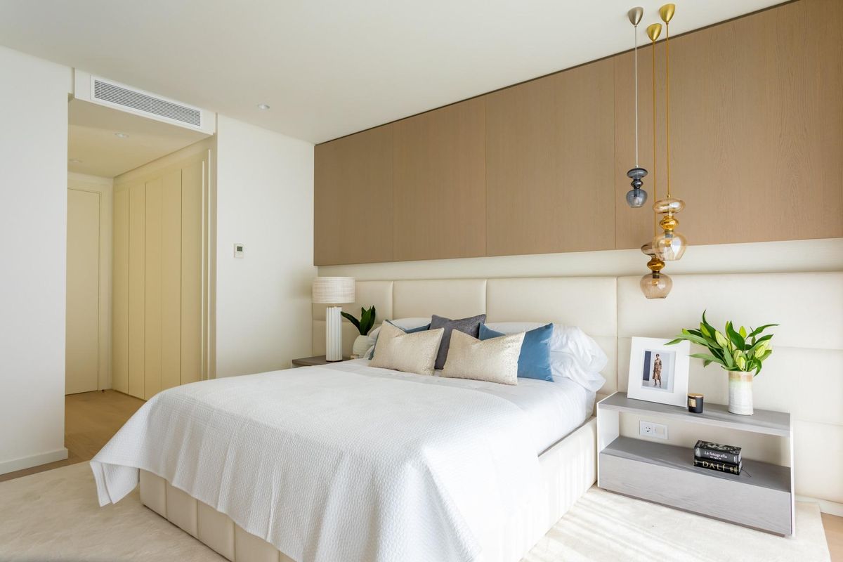 Gezellige slaapkamer met eigentijdse meubels en een serene sfeer in Benahavís, Costa del Sol.