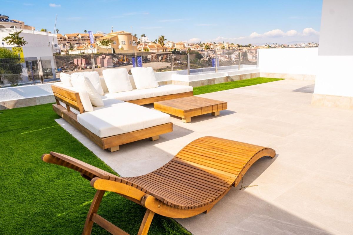 Chique terraslounge van de villa in Ciudad Quesada, met modern meubilair en schilderachtige uitzichten.