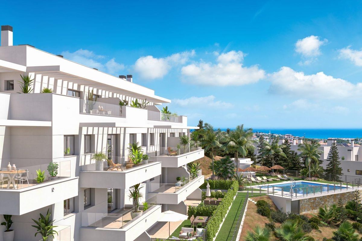 Stijlvol exterieur van een modern appartementencomplex in Mijas, met groene ruimtes en een zwembad.