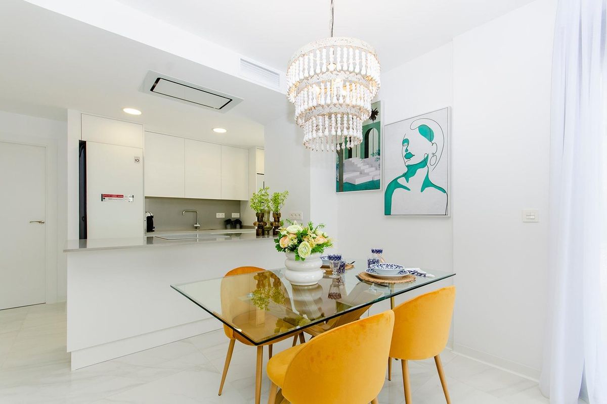 Contemporary eetruimte met een glazen tafel en levendige stoelen in een 3-slaapkamer villa, Orihuela, Costa Blanca.