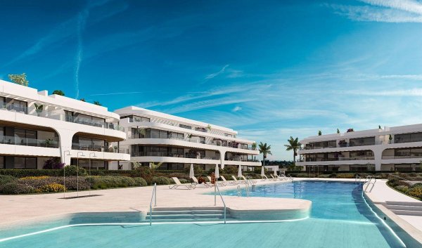 Buitenkant van een modern appartementencomplex met een zwembad, gelegen in Estepona, Costa del Sol.