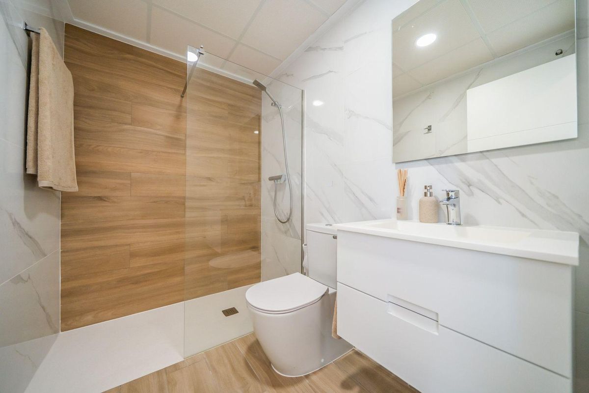 Stijlvolle badkamer met moderne voorzieningen in een 2-slaapkamer appartement in Orihuela, Costa Blanca Zuid, Spanje.