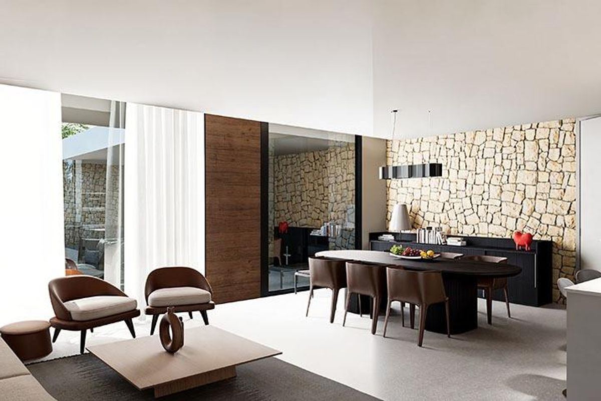 Interieur van een moderne villa in Torrevieja, met een eetruimte en een stijlvolle inrichting vol natuurlijk licht.