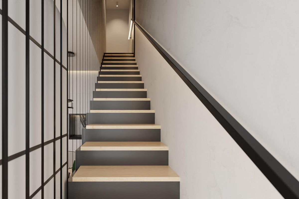 Moderne trap die naar de bovenverdiepingen leidt in een strakke 3-slaapkamer woning in Orihuela Costa.