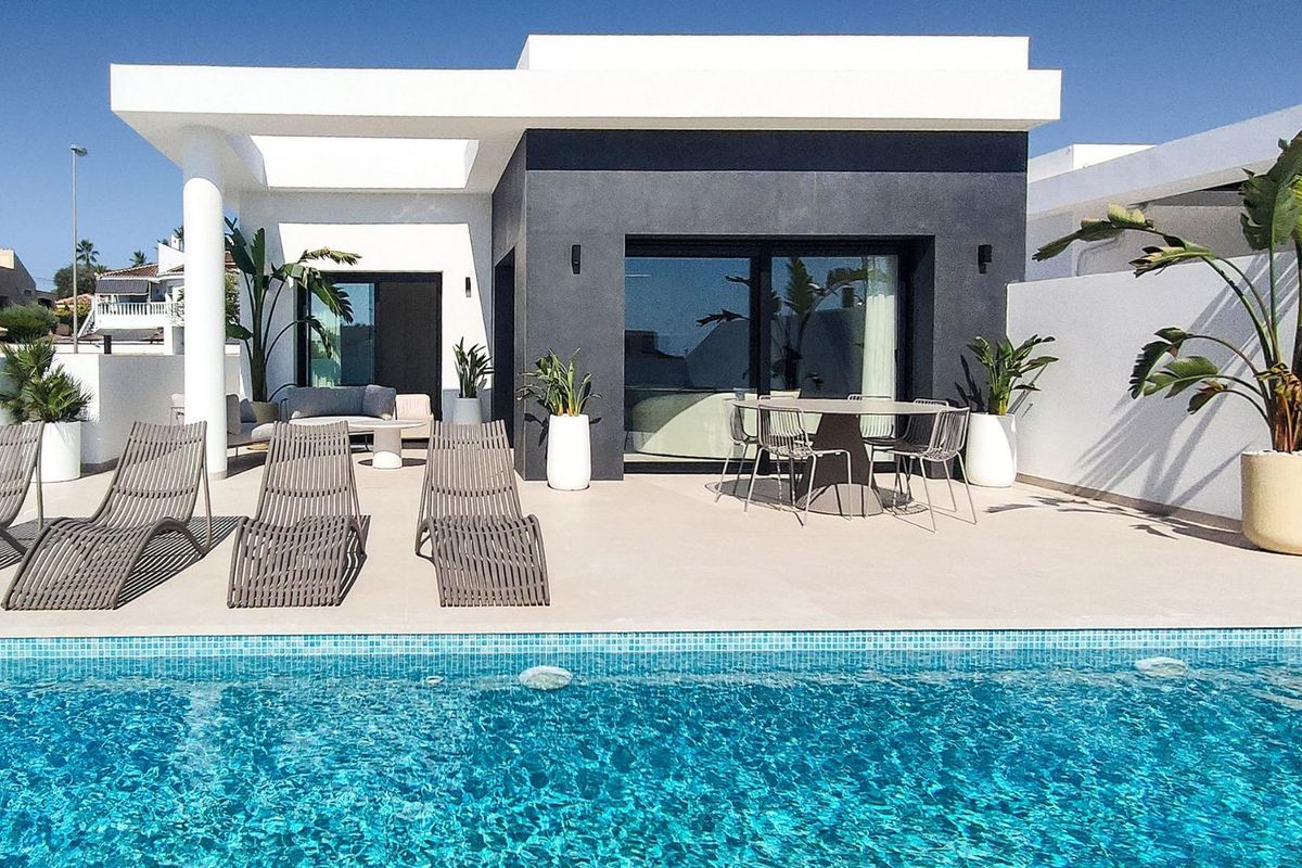 Stijlvolle zitruimte naast het zwembad van een villa met 5 slaapkamers in Rojales, met buiten dineren.