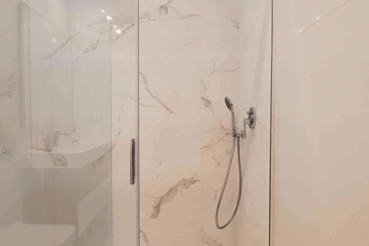 Luxe douchecabine met glazen deuren in een hedendaagse badkamer, gelegen in Rojales, Costa Blanca Zuid, Spanje.