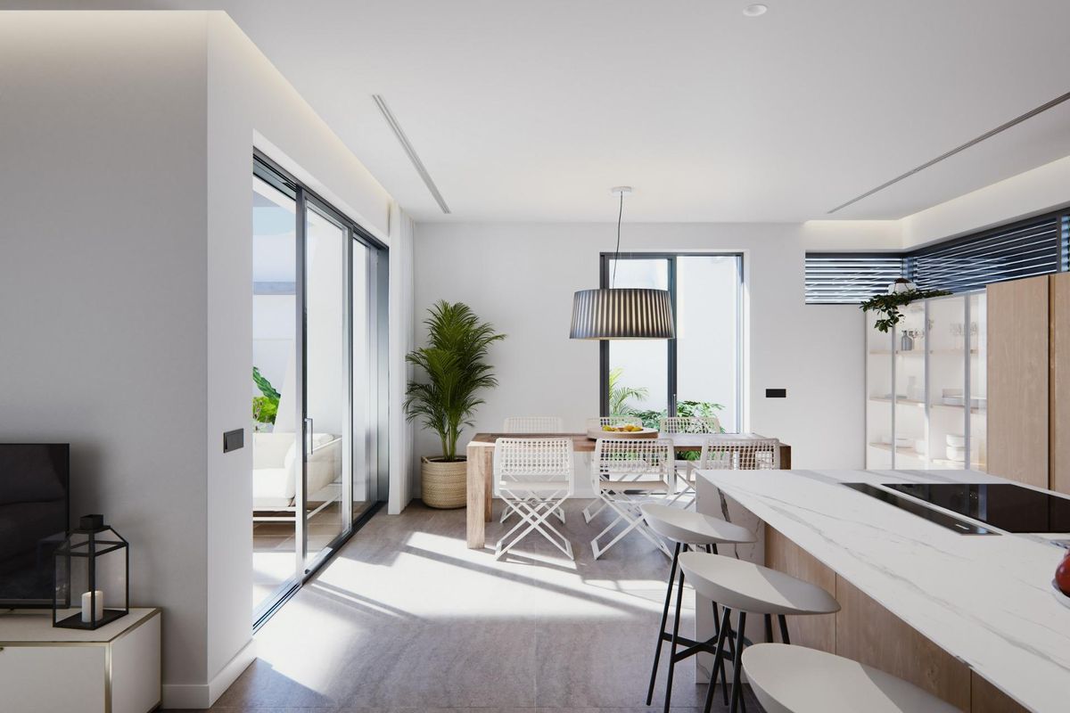 Moderne open keuken en eetkamer in villa in San Javier met strakke witte interieurs