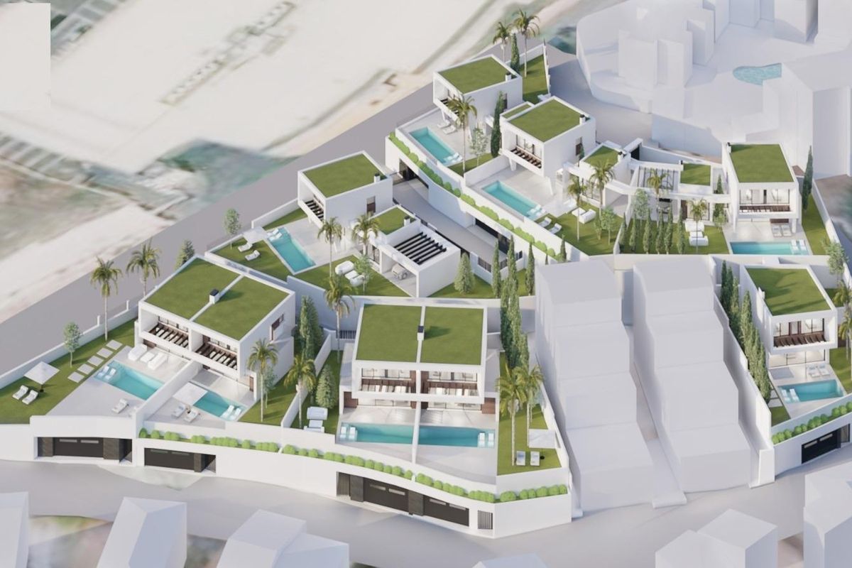 Verhoogd uitzicht op een modern villacomplex met 3-slaapkamer villa's in Nerja, omgeven door zwembaden en tuinen.