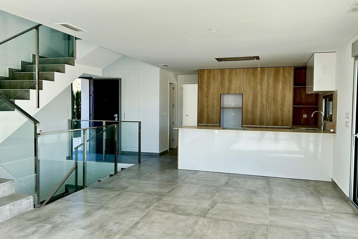 Heldere open indeling met trap en keuken in een moderne villa, gelegen in Algorfa, Costa Blanca Zuid.