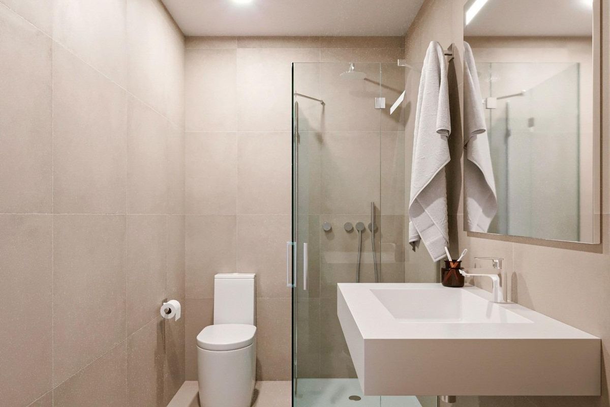 Moderne badkamer in een bungalow in Fuente Álamo, met glazen douche en strak wastafelontwerp.