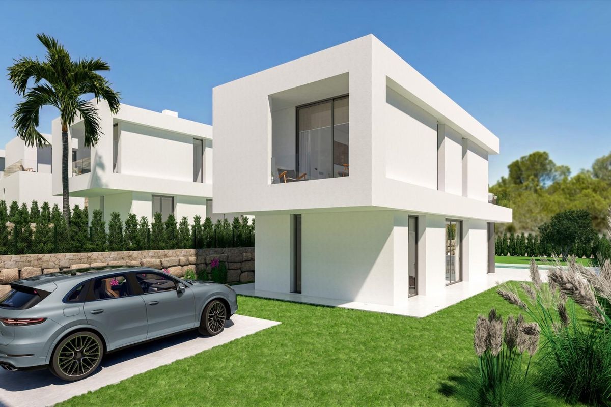 Buitenzicht op een moderne villa in Finestrat, Costa Blanca met oprit, parkeergelegenheid en aangelegde tuin.