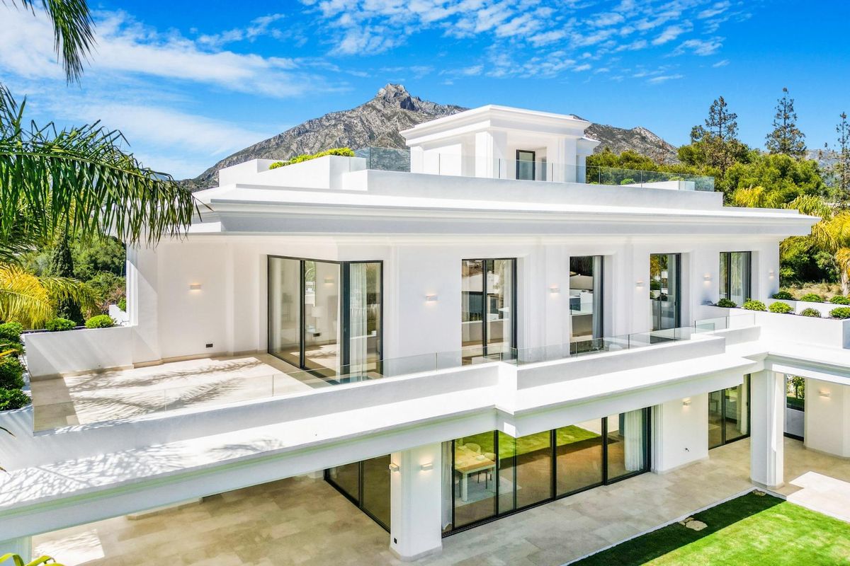 Dichtbijzicht van een prachtig ontworpen terras van een villa in Marbella met bergachtergrond.
