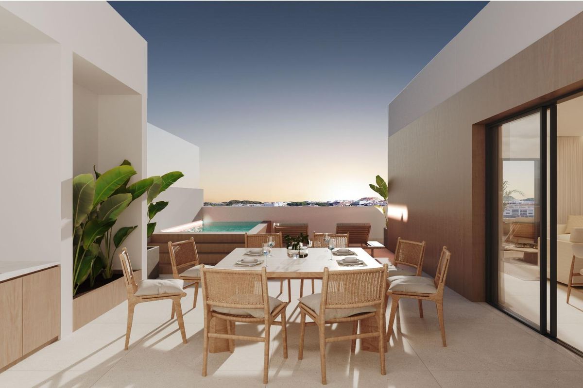 Elegant buitenterras met panoramisch uitzicht bij zonsondergang in de penthouse van San Pedro De Alcantara.