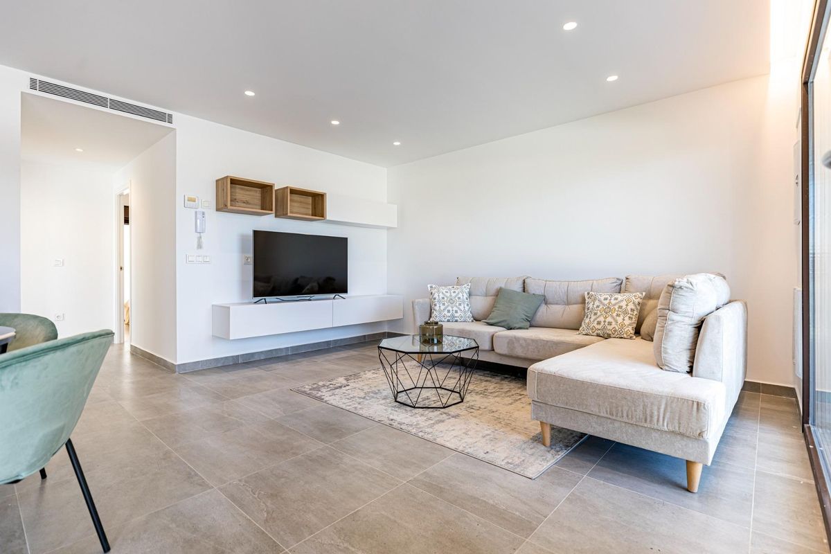 Heldere en moderne woonkamer van het 2-slaapkamer appartement, uitnodigend en ruim in Pilar de La Horadada.