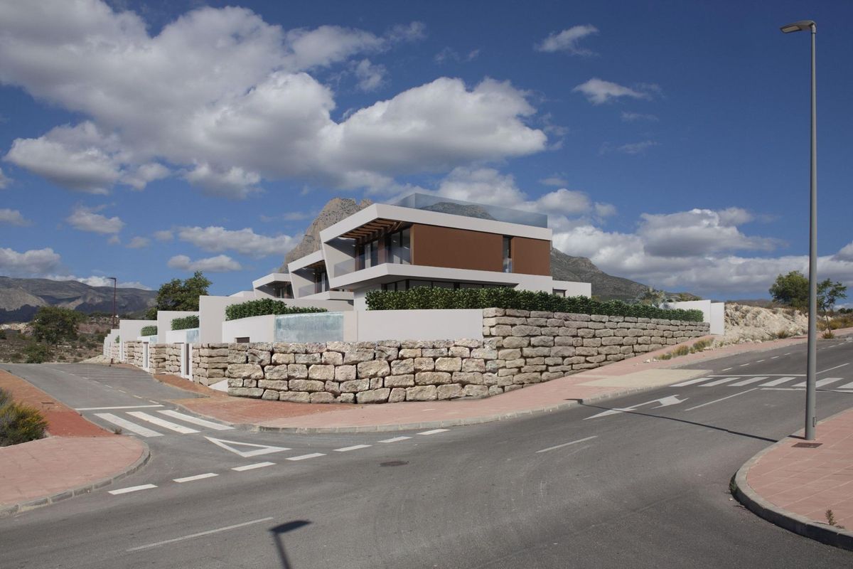 Straatzicht op de moderne villa's in Finestrat, costa blanca noord met uitzicht op de bergen op de achtergrond.
