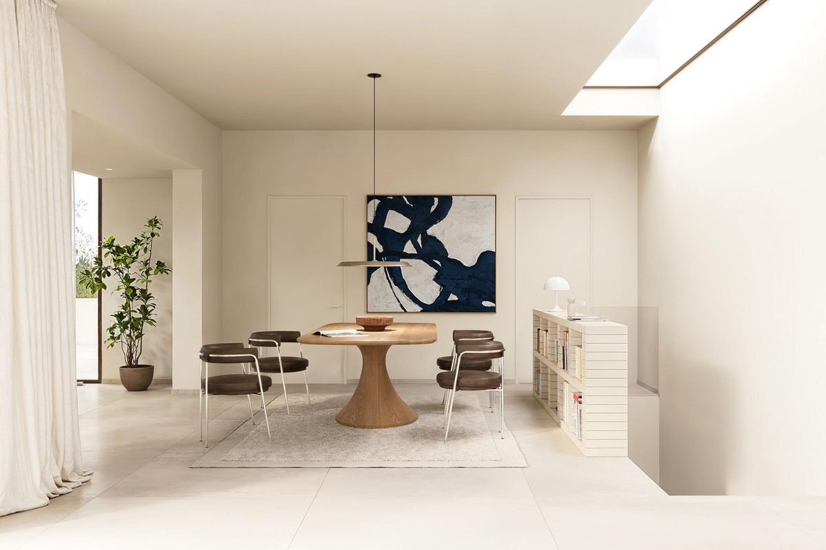 Een ander uitzicht op de eetruimte in een 4-slaapkamer villa in Algorfa, met stijlvolle decoratie en veel licht.