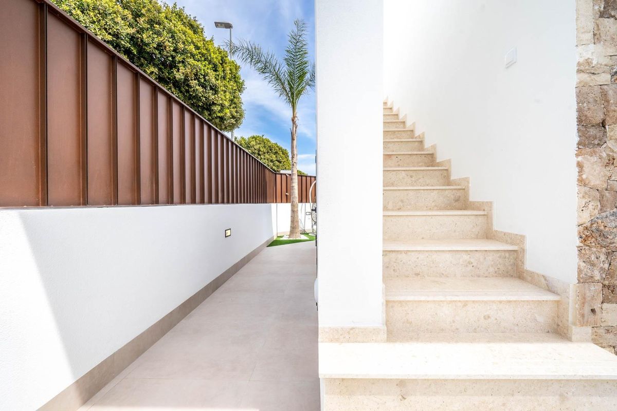 Trap naast een schoon pad dat leidt naar de bovenverdieping van de villa in Torre Pacheco, Costa Calida.