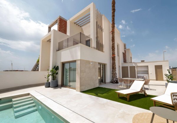 Uitzicht op de buitenkant van een moderne 3-slaapkamer villa in Rojales met een zwembad en terras in Costa Blanca Zuid.